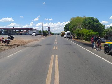 Colisão entre moto e carro deixa duas pessoas feridas em Picos