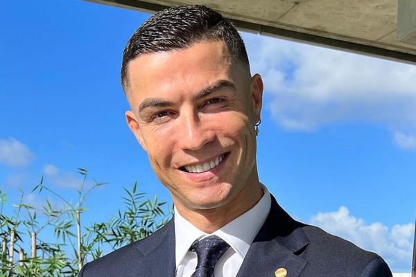 Cristiano Ronaldo sorridente, de terno