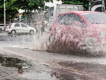 Forte chuva causa estragos e danifica ponte sobre riacho em Floriano