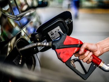 Gasolina sobe 1,6% em novembro após meses seguidos de queda, diz Ticket Log