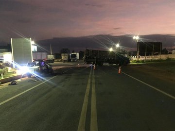 Motorista colide carro em caminhão e duas pessoas ficam feridas em Oeiras