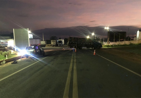 Motorista colide carro em caminhão e duas pessoas ficam feridas em Oeiras