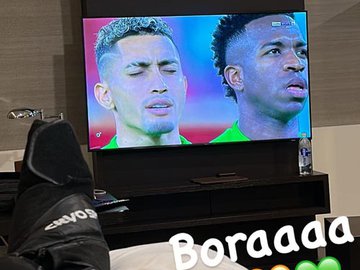 Neymar vê Brasil x Suíça fazendo tratamento no tornozelo