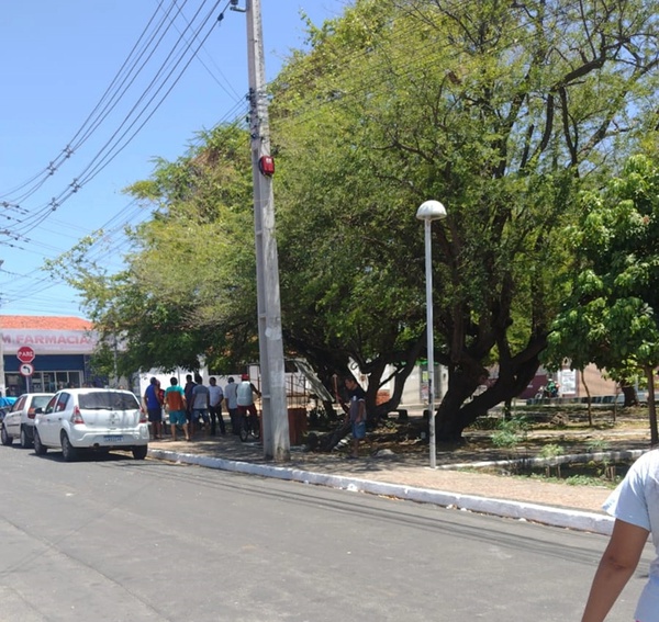 Tiroteio em praça do Mercado do Dirceu II deixa duas pessoas feridas