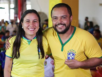 Torcedores surdos se reúnem e vibram com jogo do Brasil