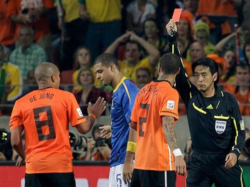 Felipe Melo é expulso na eliminação do Brasil diante da Holanda em 2010, na África do Sul, também pelas quartas de final