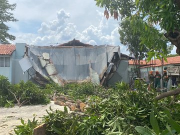 Hospital do Mocambinho suspende atendimento após queda de árvore em marquise