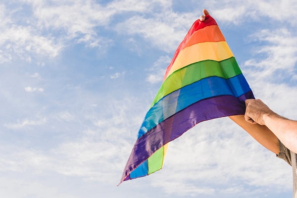 Nova bandeira LGBT+ inclui símbolos trans, intersexo e antirracismo
