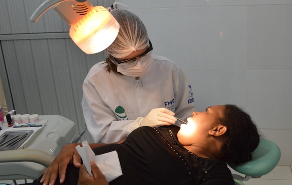Proposta estabelece piso salarial de R$ 4.293 para dentistas no Piauí