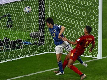 Tanaka cabeceia para o fundo da rede e marca o segundo gol do Japão, que virou o duelo com a Espanha.