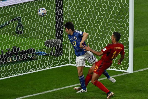 Tanaka cabeceia para o fundo da rede e marca o segundo gol do Japão, que virou o duelo com a Espanha.