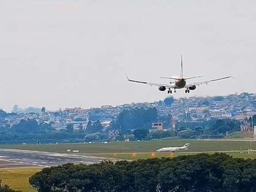Avião arremete após jato se aproximar da pista em Guarulhos; a Gol informou que 'a arremetida é uma manobra normal', que possibilita aos pilotos reiniciarem o procedimento de pouso