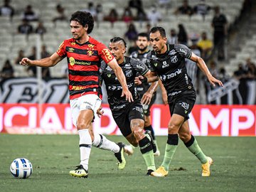 Blas Cáceres em campo no empate do Sport com o Ceará