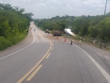 Carreta tomba e pá eólica cai às margens de BR no Sul do Piauí