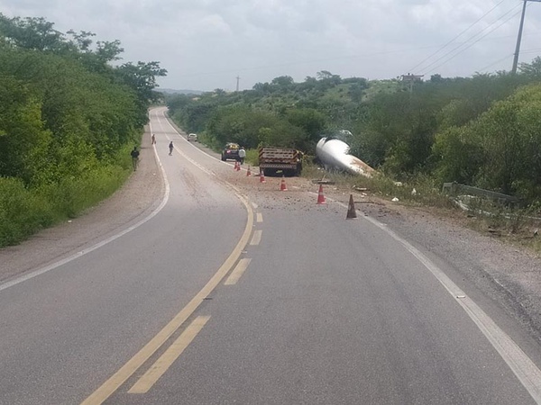 Carreta tomba e pá eólica cai às margens de BR no Sul do Piauí