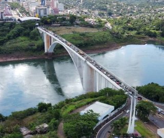 Fronteira de Foz do Iguaçu tem 3,8 mil caminhões parados em fila