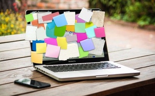 Notebook com anotações.