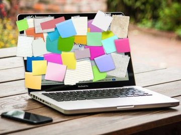 Notebook com anotações.