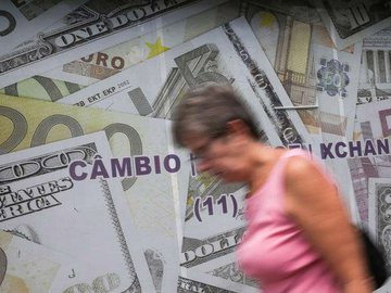 Pedestre passa em frente a casa de câmbio em São Paulo