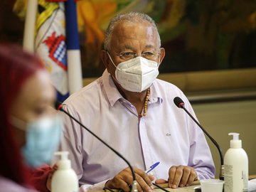 Prefeitura anuncia piso de R$ 4,4 mil para professores da rede municipal