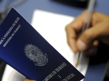 Taxa de desemprego no país ainda é a segunda mais alta desde 2012