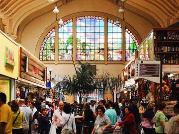 Vendedores do Mercadão de SP ameaçam clientes com golpe da fruta