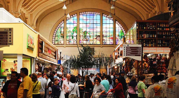 Vendedores do Mercadão de SP ameaçam clientes com golpe da fruta