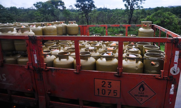 Medida é adotada em meio à disparada no preço do petróleo