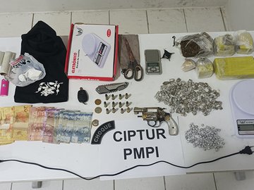 Polícia apreende mochila com drogas, arma e dinheiro abandonada por suspeitos