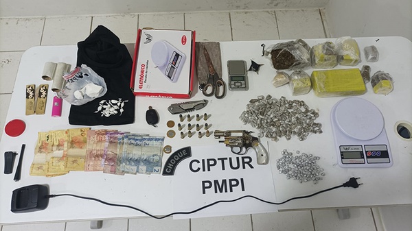 Polícia apreende mochila com drogas, arma e dinheiro abandonada por suspeitos