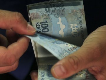 Servidores públicos com inscrição de final 7 também recebem hoje