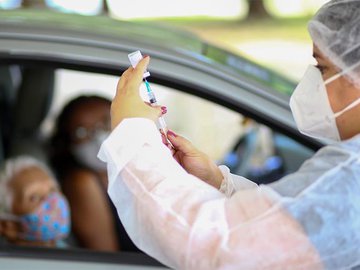 Teresina realiza vacinação em cinco pontos de drive-thru nesta semana; confira locais