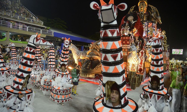 Abertura começou pontualmente às 22h
