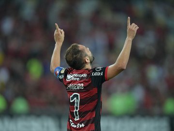 Flamengo domina jogo e vence Talleres em casa em noite de Everton Ribeiro