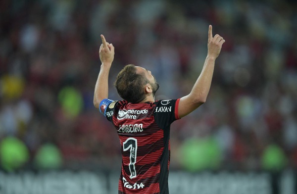 Flamengo domina jogo e vence Talleres em casa em noite de Everton Ribeiro