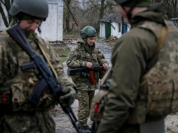 Membros do exército ucraniano no vilarejo de Kozarovychi, próximo à Kiev