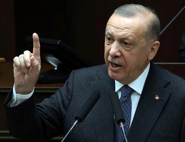 Presidente turco e líder do Partido da Justiça e Desenvolvimento (Partido AK), Recep Tayyip Erdogan, discursa durante uma reunião do grupo parlamentar do partido na Grande Assembleia Nacional da Turqu