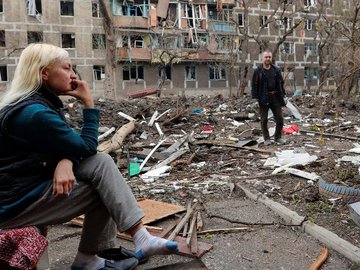 Rússia intensifica ofensiva e recolhe corpos em Mariupol