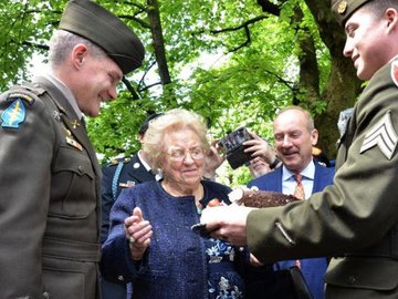 Sargento Wallis (à dir.) e coronel Gomlak (à esq.) entregam bolo para Meri Mion