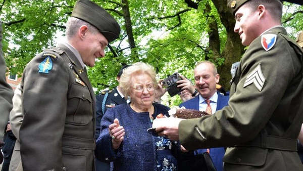 Sargento Wallis (à dir.) e coronel Gomlak (à esq.) entregam bolo para Meri Mion