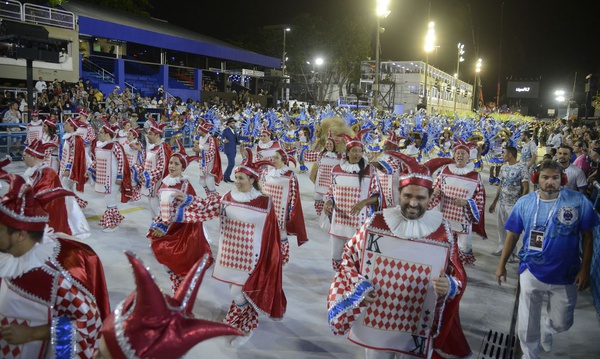 Sete agremiações passaram pela Marquês de Sapucaí