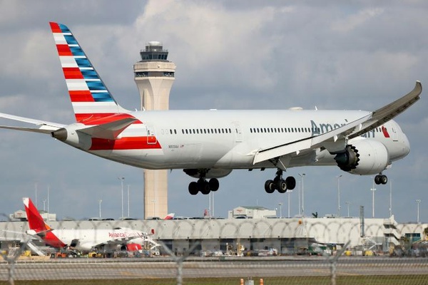 Venda de passagens aéreas sobe nos EUA apesar de mais caras