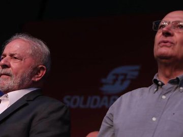O ex-presidente Luiz Inácio Lula da Silva segue na liderança com 46% das intenções de voto, alta de dois pontos na comparação com o dado anterior. No último fim de semana, o PT lançou a chapa encabeça