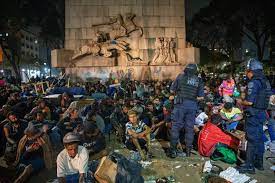 Polícia invade nova cracolândia e expulsa usuários da praça para prender traficantes