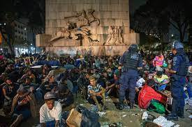 Polícia invade nova cracolândia e expulsa usuários da praça para prender traficantes