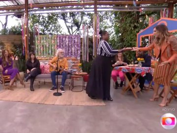 A cozinheira Silene serve cocada para Talitha Morete, no ‘É de Casa’