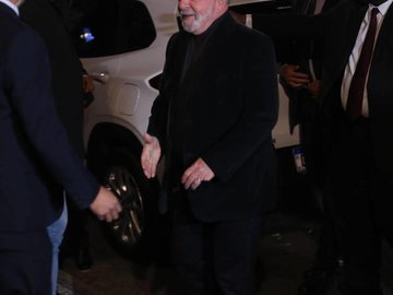O ex-presidente Lula, chegando ao jantar com apoiadores na região do Itaim Bibi, em São Paulo, no domingo, 26.