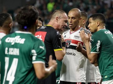 Arbitragem foi polêmica no Choque-Rei.