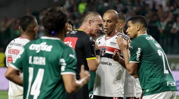 Arbitragem foi polêmica no Choque-Rei.