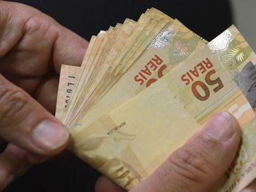 Beneficiários com NIS final 4 recebem hoje o Auxílio Brasil